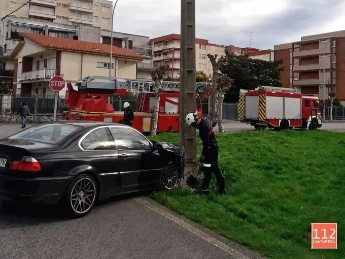 Bomberos 112 aseguran un poste de luz en Laredo tras impactar un veh&iacute;culo y por riesgo de ca&iacute;da