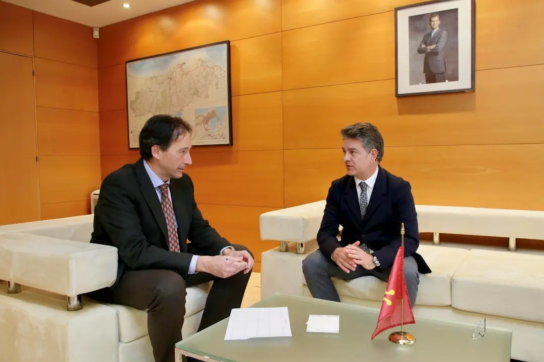 El consejero de Obras P&uacute;blicas con el alcalde de Selaya