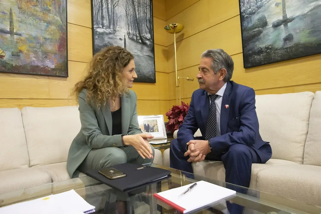La nueva delegada del Gobeirno en Cantabria, Ainoa Qui&ntilde;ones, y el presidente de Cantabria, Miguel &Aacute;ngel Revilla