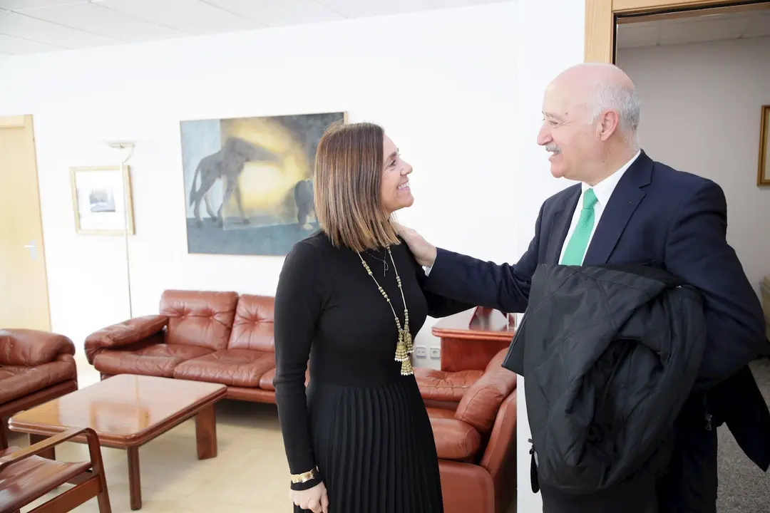 La consejera de Presidencia, Paula Fern&aacute;ndez, y el alcalde de la Hermandad de Campoo de Suso, Pedro Luis Guti&eacute;rrez