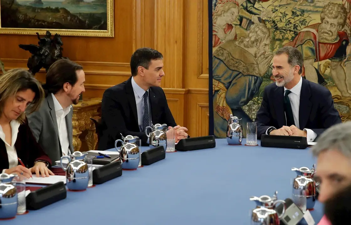 El presidente del Gobierno, Pedro S&aacute;nchez, junto al Rey Felipe VI en el Consejo de Ministros de este martes