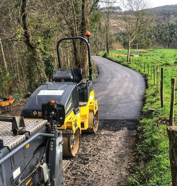 Labores de asfaltado en Hazas de Cesto