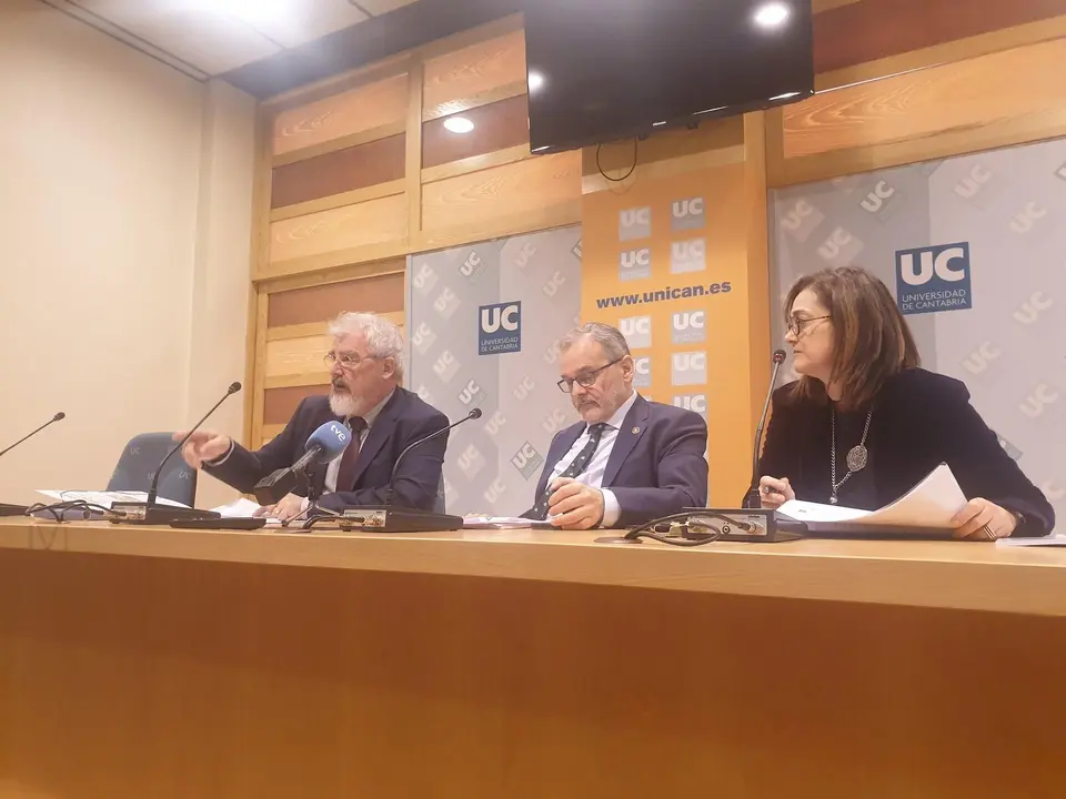 El rector de la UC, &Aacute;ngel Pazos; el vicerrector de Cultura y Participaci&oacute;n Social, Tom&aacute;s Mantec&oacute;n; y la directora del &aacute;rea de Igualdad, Conciliaci&oacute;n y Responsabilidad Social de la UC, Montserrat Cabr&eacute;