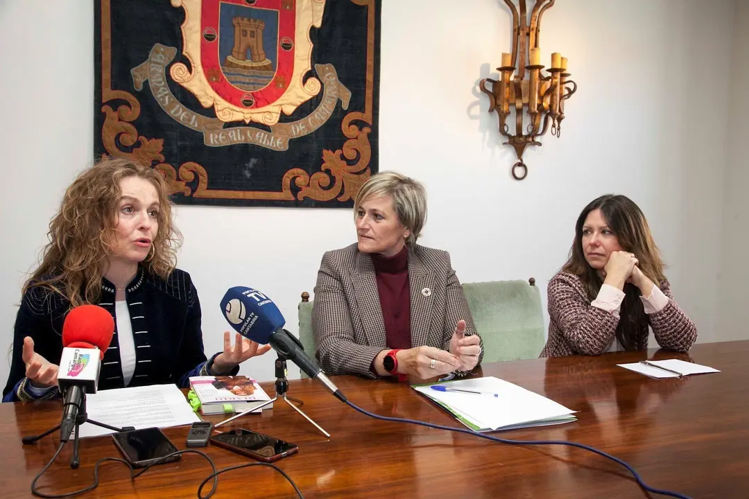 La alcaldesa de Camargo, Esther Bolado, la concejala de Igualdad, Jennifer G&oacute;mez, y Yolanda Sa&eacute;nz de Tejada