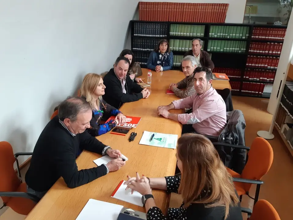 Cobo se re&uacute;ne con agricultores y ganaderos