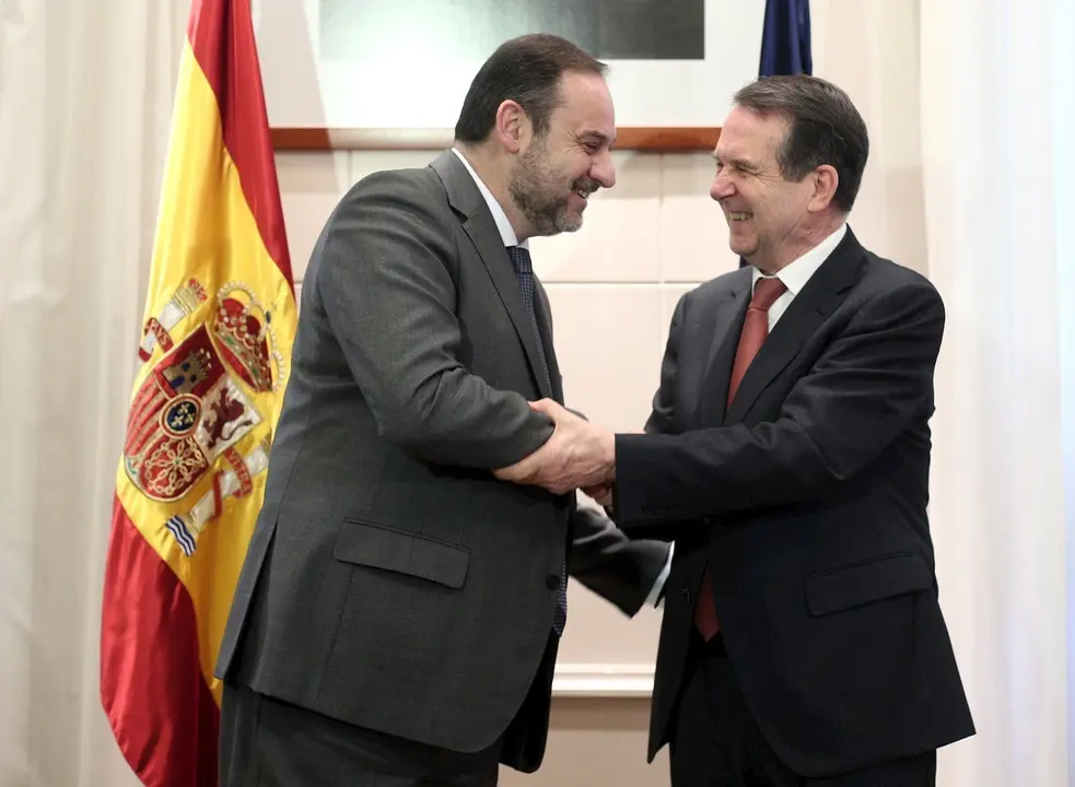 El ministro de Transportes, Movilidad y Agenda Urbana, Jos&eacute; Luis &Aacute;balos saluda al presidente de la Federaci&oacute;n Espa&ntilde;ola de Municipios y Provincias (FEMP),  Abel Caballero tras su reuni&oacute;n en el Ministerio de Transportes, en Madrid (Espa&ntilde;a), a 19 de febrero 