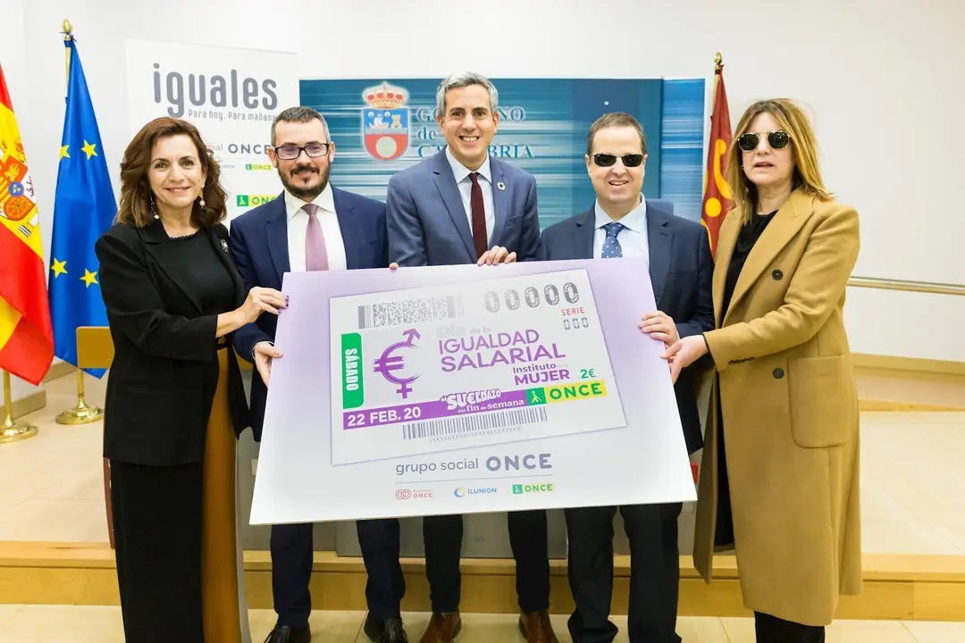 El vicepresidente de Cantabria, Pablo Zuloaga (centro), la consejera de Empleo, Ana Bel&eacute;n &Aacute;lvarez (izda) y representantes de la ONCE presentan el cup&oacute;n conmemorativo del D&iacute;a de la Igualdad Salarial para el 22 de febrero