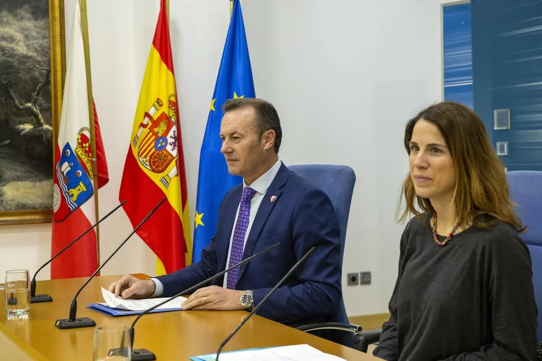 El consejero de Desarrollo Rural, Ganader&iacute;a, Pesca, Alimentaci&oacute;n y Medio Ambiente de Cantabria, Guillermo Blanco, y Ana Gracia, de la Asociaci&oacute;n Red Cambera