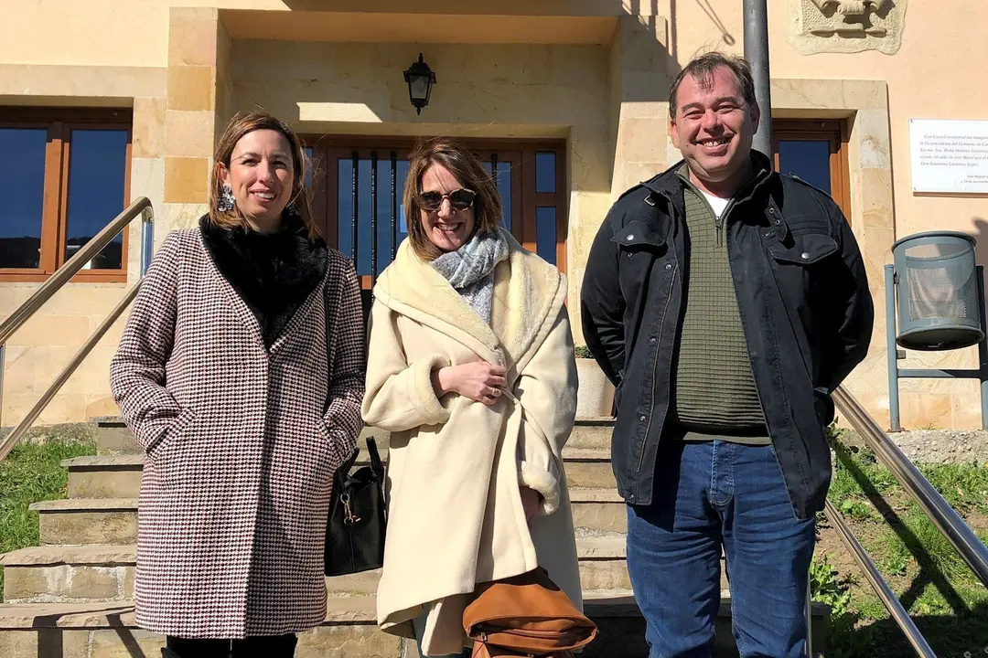La consejera de Econom&iacute;a y Hacienda, Mar&iacute;a S&aacute;nchez, ha mantenido en San Miguel de Aguayo una reuni&oacute;n de trabajo con el alcalde y el primer teniente de alcalde, Eduardo Gutierrez y Mar&iacute;a Ruiz