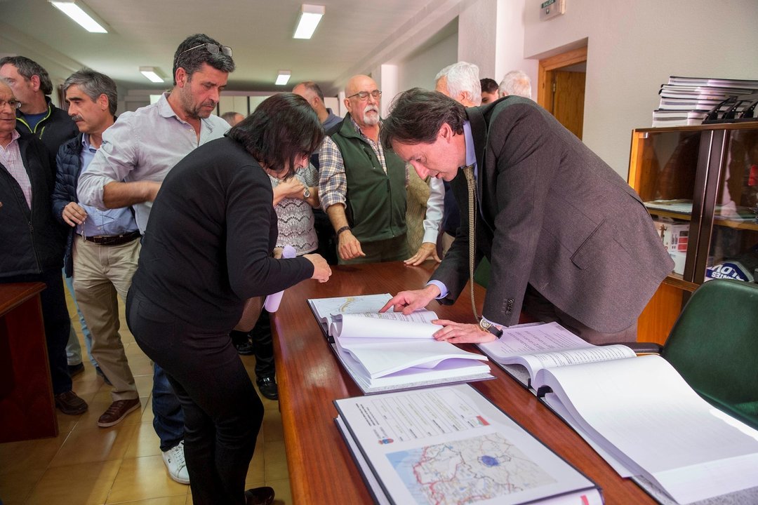 El consejero de Obras Públicas, Ordenación del Territorio y Urbanismo, José Luis Gochicoa, presenta el proyecto de mejora de la carretera del Alto de La Escrita-La Matanza