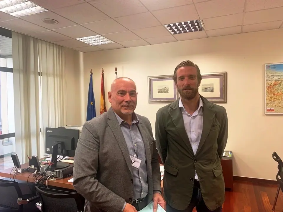 El concejal de Comercio, Ganader&iacute;a e Industria de Pi&eacute;lagos, Alfredo Rodr&iacute;guez (izda), y el director general de Transportes del Gobierno regional, Felipe Pi&ntilde;a