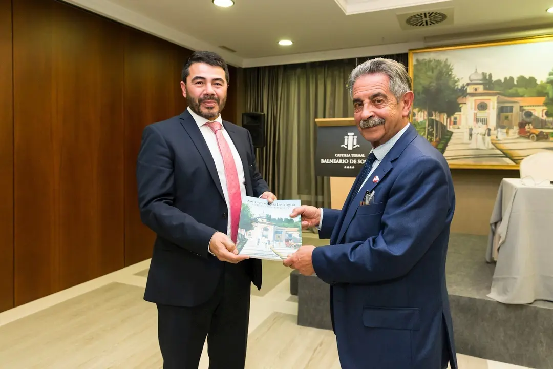 El presidente de Cantabria, Miguel &Aacute;ngel Revilla, en la presentaci&oacute;n de libro 'Solares solo sabe a agua, un balneario hist&oacute;rico'