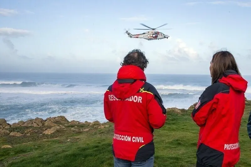 Labores de b&uacute;squeda del hombre desaparecido en la costa de Liencres