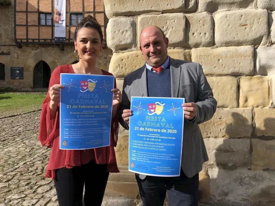 El alcalde de Santillana del Mar, &Aacute;ngel Rodr&iacute;guez, y la concejala de Juventud y Festejos, Paula P&eacute;rez
