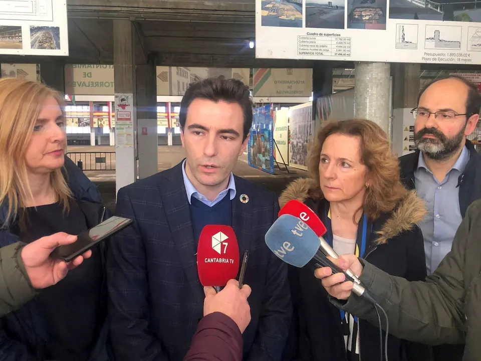 Pedro Casares con Isabel Fern&aacute;ndez y Noelia Cobo en el MNG de Torrelavega