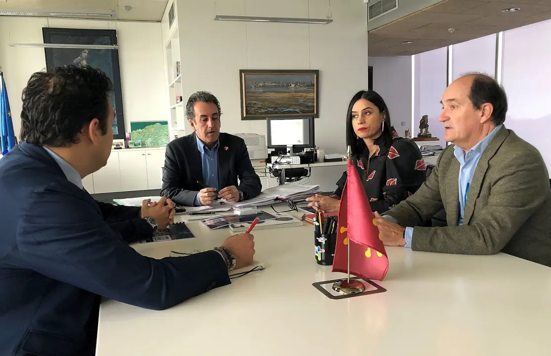 El consejero de Industria, Francisco Mart&iacute;n, y el presidente de C&aacute;mara Cantabria, Modesto Pi&ntilde;eiro