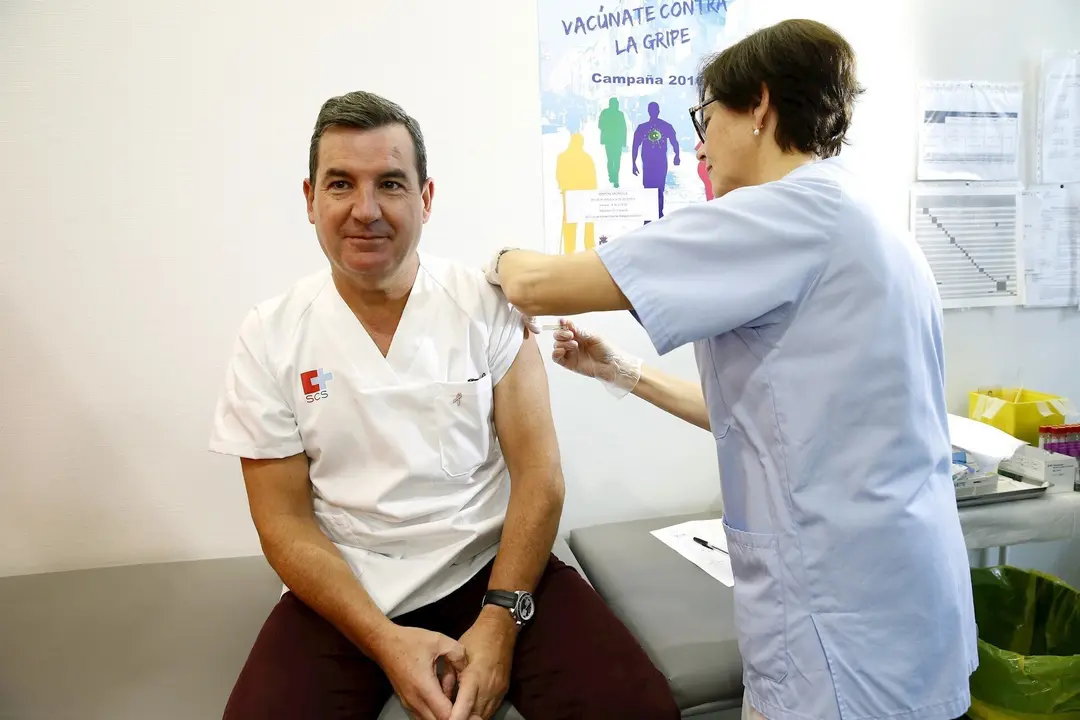    Cantabria ha iniciado este jueves su campa&ntilde;a de vacunaci&oacute;n contra la gripe, para la que se han adquirido 115.4000 vacunas, incidiendo en la importancia de que m&aacute;s profesionales sanitarios se la administren para no contagiar a sus pacientes