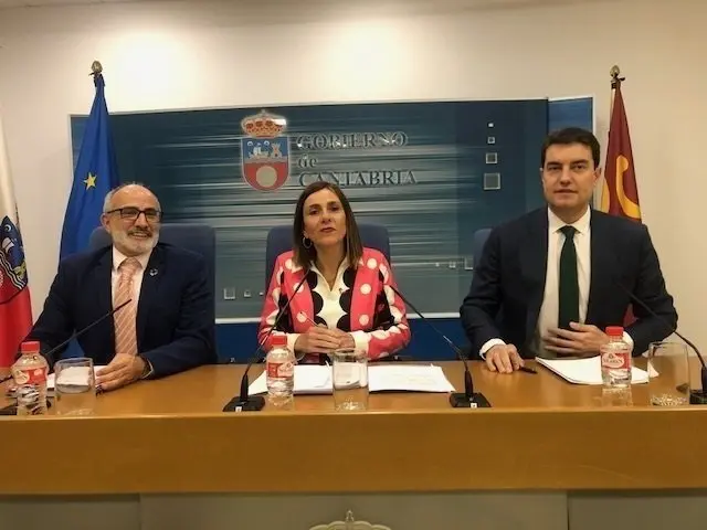 Los consejeros de Sanidad y Presidencia de Cantabria, Miguel Rodr&iacute;guez y Paula Fern&aacute;ndez, respectivamente, y el titular de Presidencia de Castilla y Le&oacute;n, &Aacute;ngel Ib&aacute;&ntilde;ez