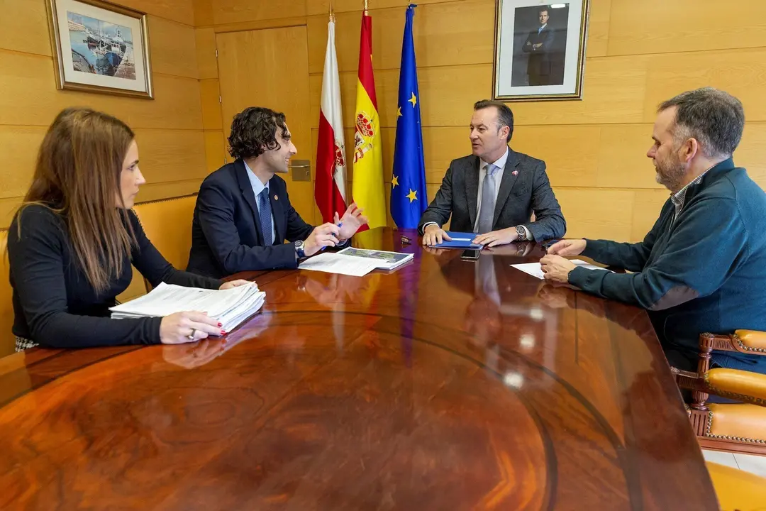El consejero de Medio Ambiente, Guillermo Blanco, y el alcalde de Astillero, Javier Fern&aacute;ndez Sober&oacute;n se comprometen a ir de la mano para solucionar el problema de los malos olores en Guarnizo