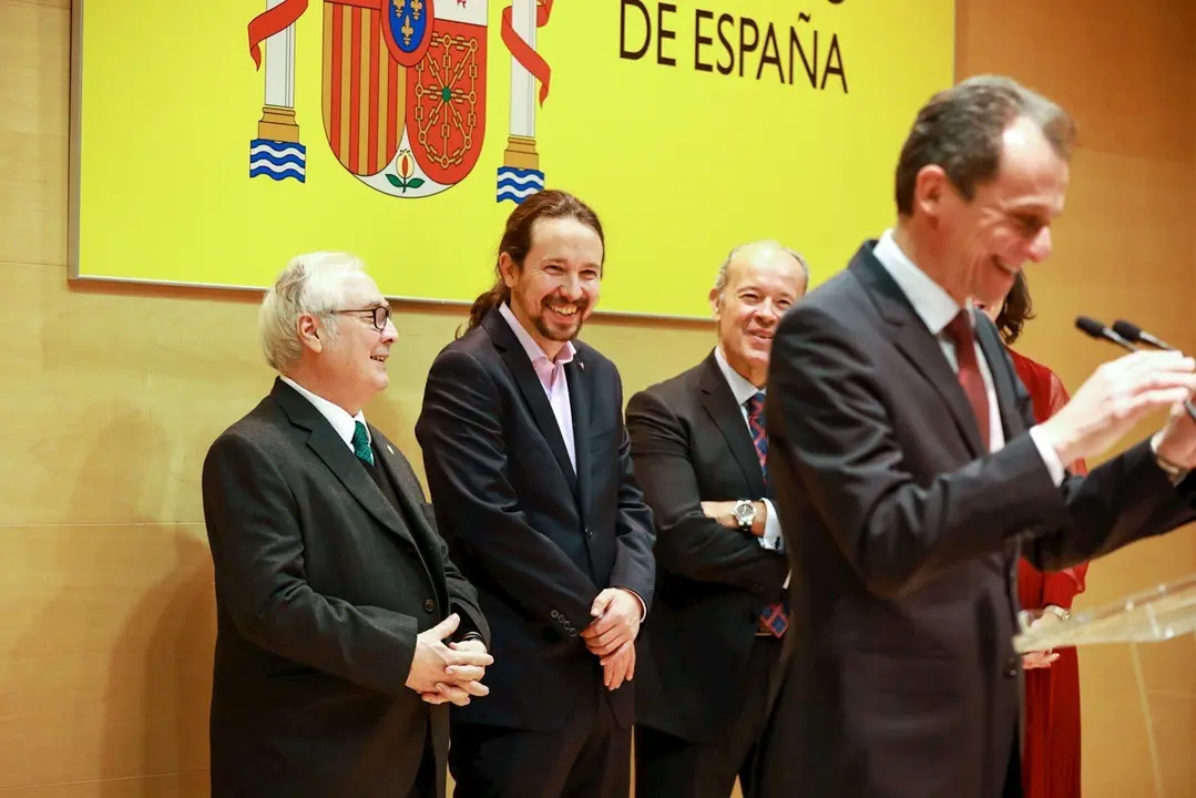 El nuevo ministro de Universidades, Manuel Castells (1i) y el vicepresidente de Derechos Sociales y Agenda 2030, Pablo Iglesias (2i), durante  intervenci&oacute;n del ministro de Ciencia e Innovaci&oacute;n, Pedro Duque
