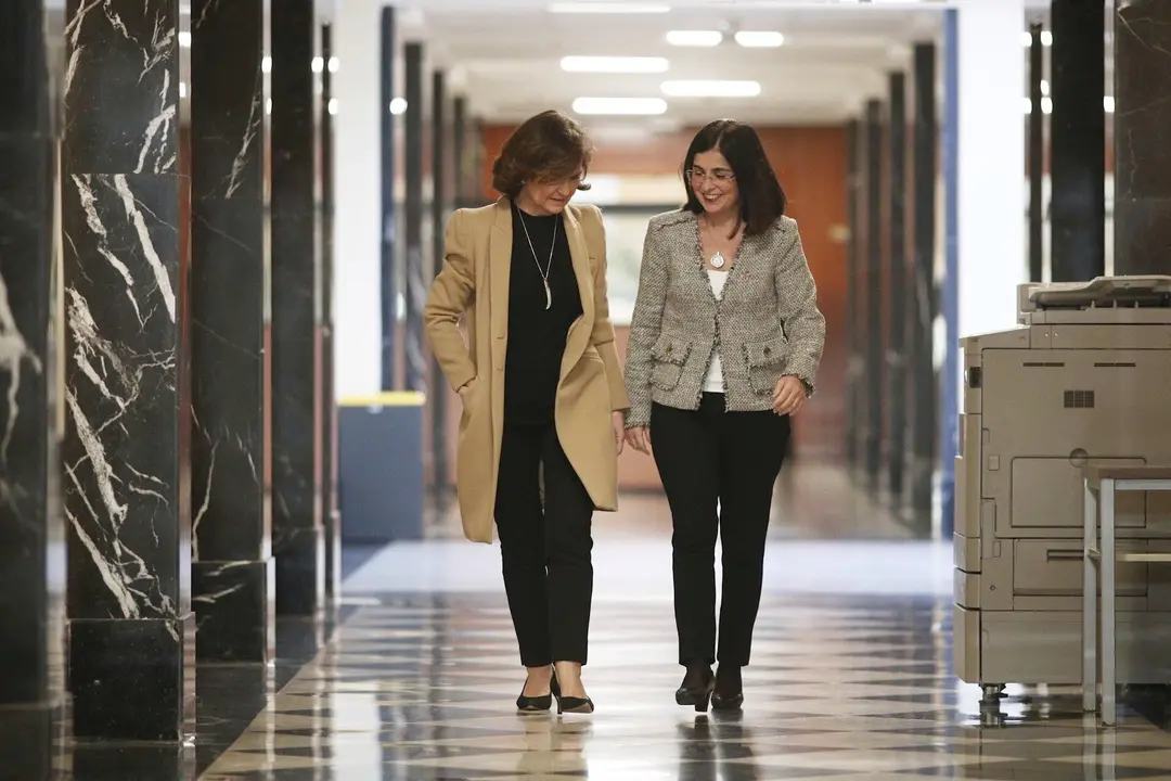 La vicepresidenta primera y ministra de la Presidencia, Relaciones con las Cortes y Memoria Democr&aacute;tica, Carmen Calvo (izq) y la Ministra de Pol&iacute;tica Territorial y Funci&oacute;n P&uacute;blica, Carolina Darias (dech).