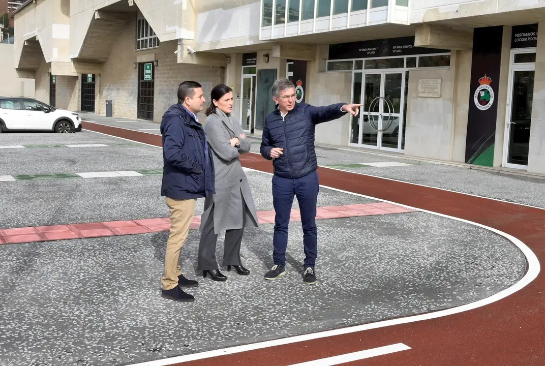 La alcaldesa, Gema Igual, el vicepresidente del Racing, Pedro Ortiz, y el concejal de Fomento, Movilidad Sostenible y Vivienda, Cesar D&iacute;az, en el entorno del campo de f&uacute;tbol del Sardinero