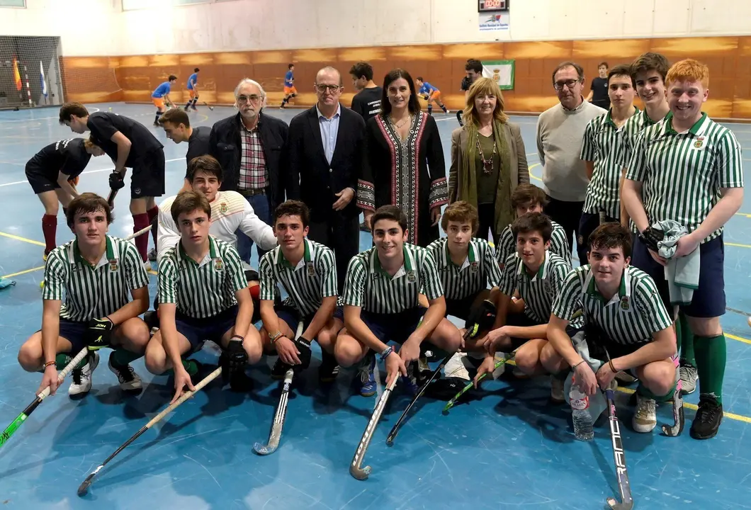 ALCALDESA CON JUGADORES HOCKEY