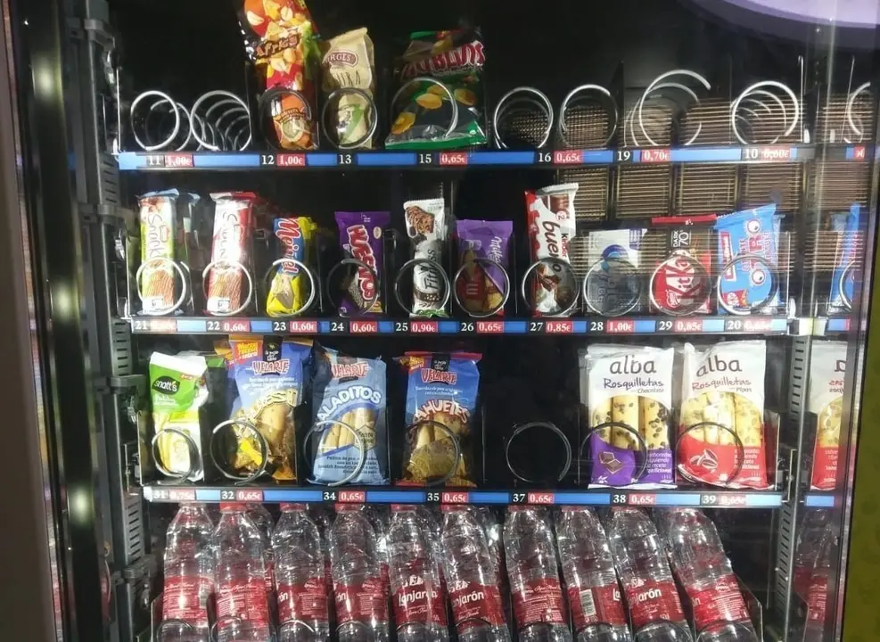 Una m&aacute;quina de vending en un espacio p&uacute;blico