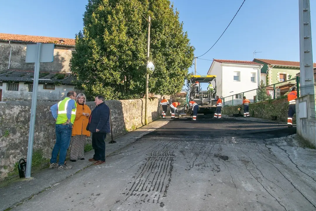 La alcaldesa de Polanco, Rosa D&iacute;az Fern&aacute;ndez, revisa los trabajos de asfaltado de caminos junto al concejal de Barrios, Fernando Sa&ntilde;udo P&eacute;rez