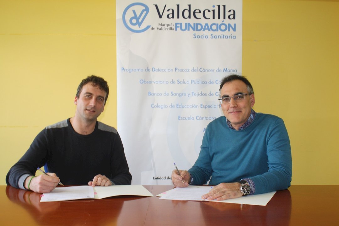 Fernando Martín y Raúl Pesquera durante la firma del convenio de colaboración.
