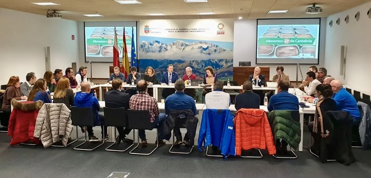 El consejero de Desarrollo Rural, Ganader&iacute;a, Pesca, Alimentaci&oacute;n y Medio Ambiente, Guillermo Blanco, preside una reuni&oacute;n sobre la IGP de la anchoa. 21 FEBRERO 2020 &copy; Miguel De la Parra
