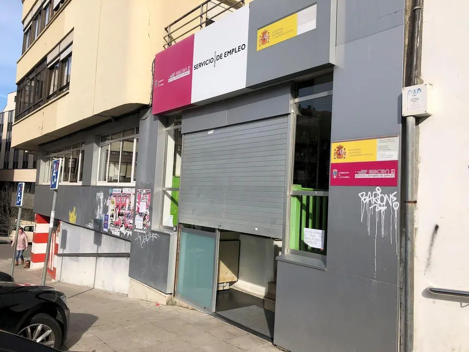 Oficina de empleo del EMCAN en la calle Isaac Peral de Santander que se va a reformar