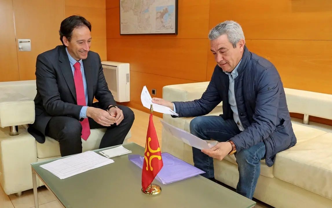 El consejero de Obras P&uacute;blicas, Ordenaci&oacute;n del Territorio y Urbanismo, Jos&eacute; Luis Gochicoa, se re&uacute;ne con el alcalde de Polaciones, Vicente Ignacio G&oacute;mez