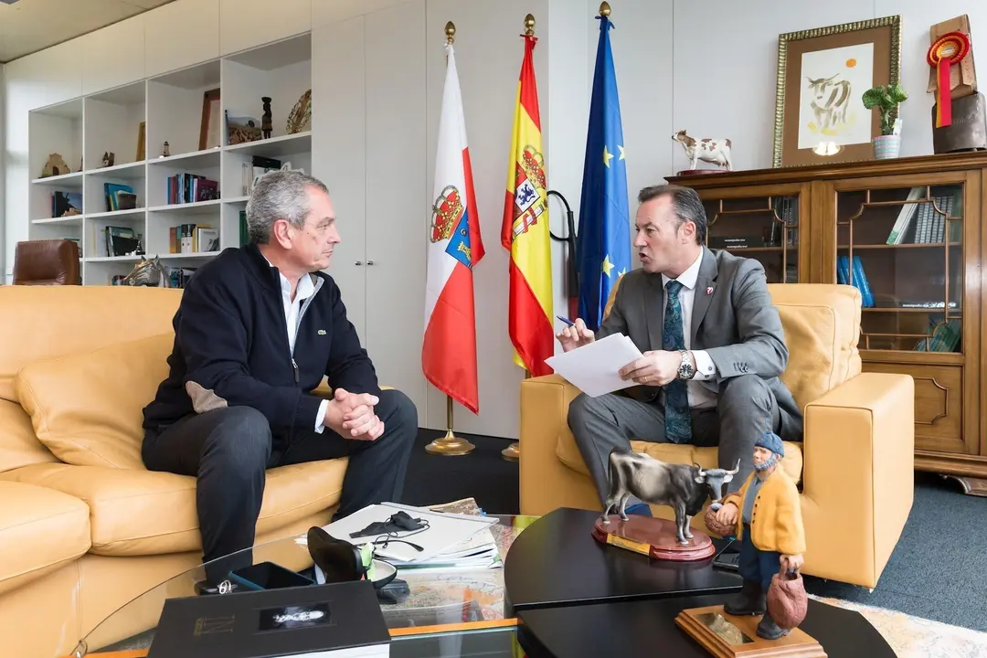 El consejero de Desarrollo Rural, Ganader&iacute;a, Pesca, Alimentaci&oacute;n y Medio Ambiente, Guillermo Blanco, se re&uacute;ne con el alcalde de Rionansa, Jos&eacute; Miguel G&oacute;mez