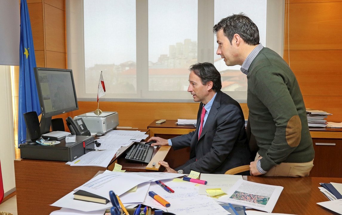 El consejero de Obras Públicas, Ordenación del Territorio y Urbanismo, José Luis Gochicoa, se reúne con el alcalde de Valdeprado del Río, Jaime Soto.