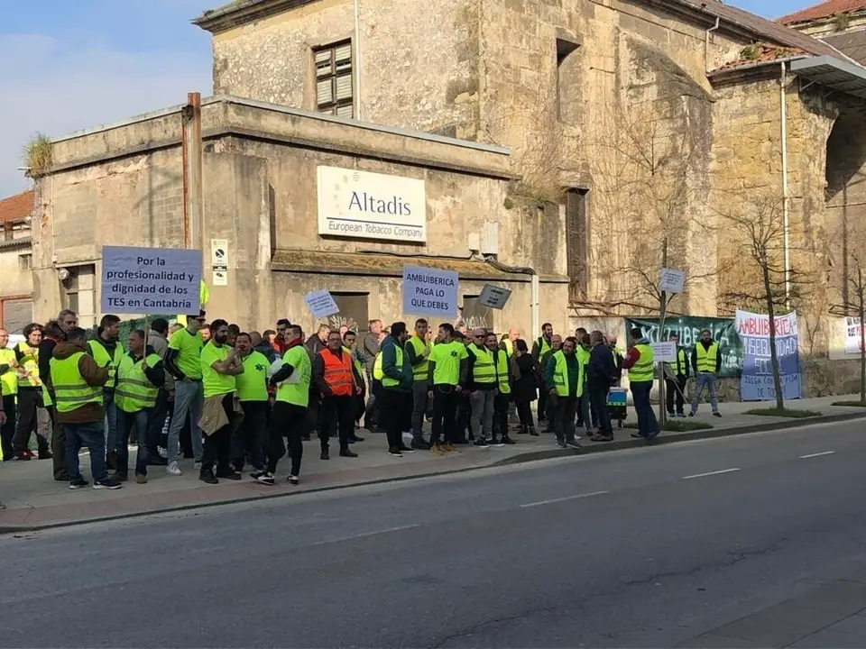 Concentraci&oacute;n trabajadores Ambuib&eacute;rica frente a Parlamento
