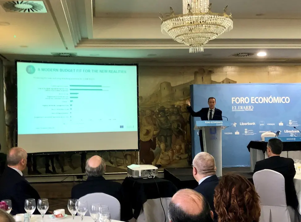 Miguel Ceballos Bar&oacute;n ofrece una conferencia en el Foro Econ&oacute;mico de El Diario Monta&ntilde;&eacute;s