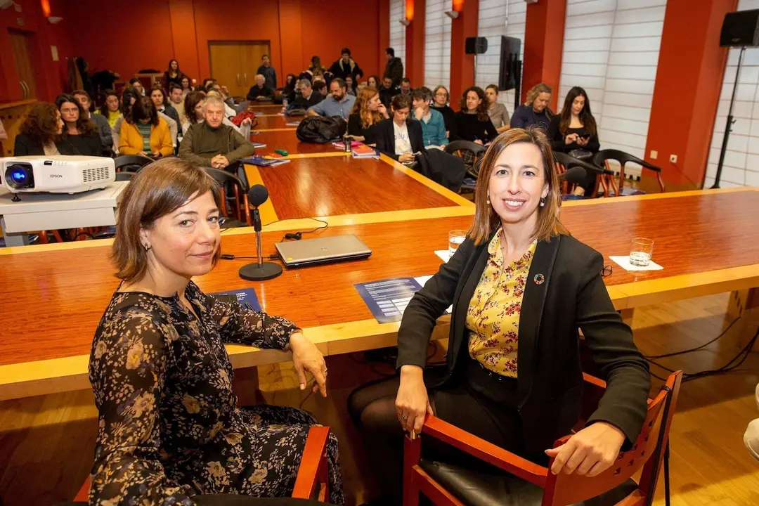 La consejera de Econom&iacute;a,Mar&iacute;a S&aacute;nchez (dcha) en la jornada