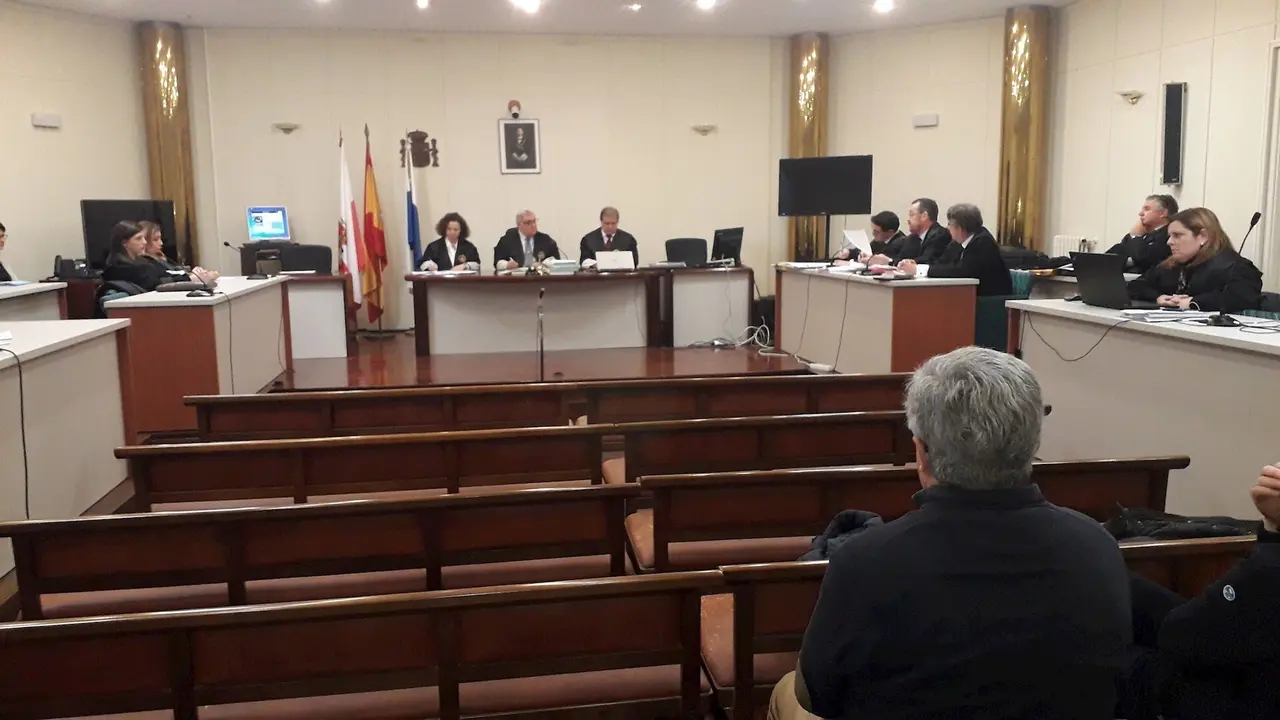 Una de las &uacute;ltimas sesiones del juicio de La Loma, que se ha celebrado en la Audiencia provincial desde octubre, con 13 acusados -seis de la Fiscal&iacute;a y el resto de la Junta Vecinal de Santull&aacute;n-