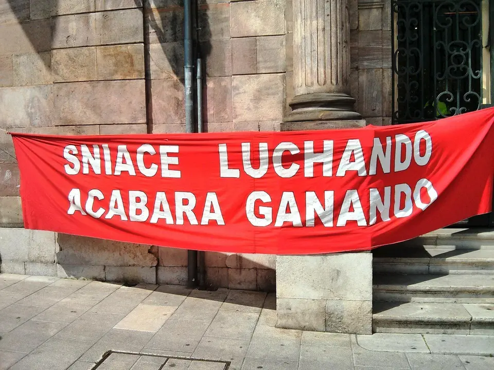 Pancarta de 'Sniace luchando acabar&aacute; ganando'