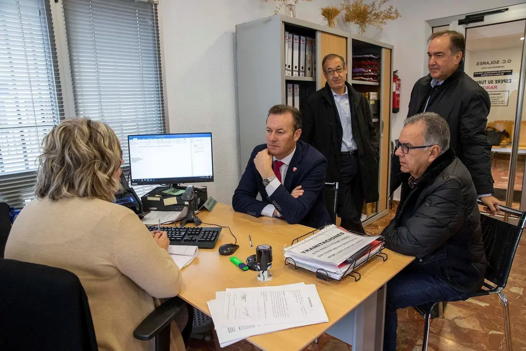 El consejero de Desarrollo Rural, Ganader&iacute;a, Pesca, Alimentaci&oacute;n y Medio Ambiente de Cantabria, Guillermo Blanco, visita la oficina comarcal del Gobierno en Solares (Medio Cudeyo)