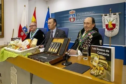 el consejero durante la presentaci&oacute;n de un libro de quesos