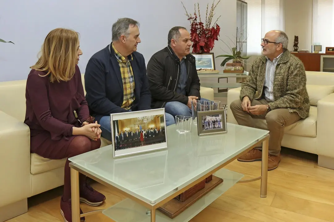 EuropaPress_2674803_Consejero_de_Sanidad_se_re&uacute;ne_con_alcalde_de_Cabez&oacute;n_de_la_Sal