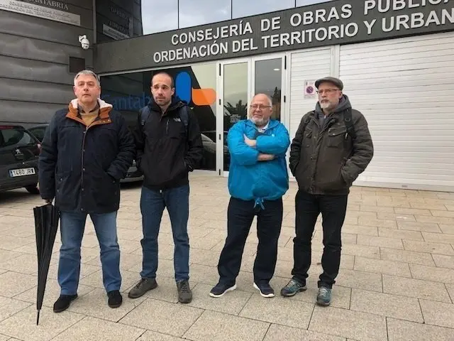 EuropaPress_2674951_Representantes_de_la_PAH_y_Stop_Desahucios_tras_reunirse_con_la_directora_general_de_Vivienda_del_Gobierno_de_Cantabria_Eugenia_G&oacute;mez_de_Diego