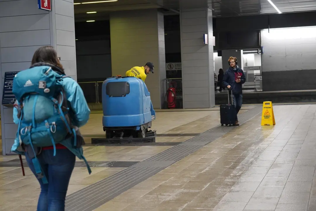 EuropaPress_2672518_February_25_2020_-_Milan_Italy_Cleaning_in_progress_in_the_semi-deserted_Garibald_station_The_city_centre_appears_almost_empty_following_the_order_of_the_Ministry_of_Health_in_agreement_with (1)