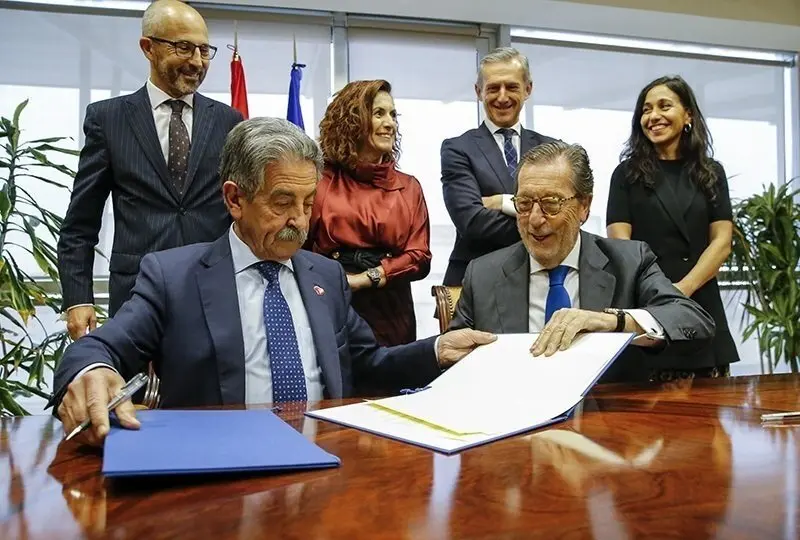 EuropaPress_2676732_El_presidente_de_Cantabria_Miguel_&Aacute;ngel_Revilla_y_el_director_general_de_la_Caixa_Antonio_Vila