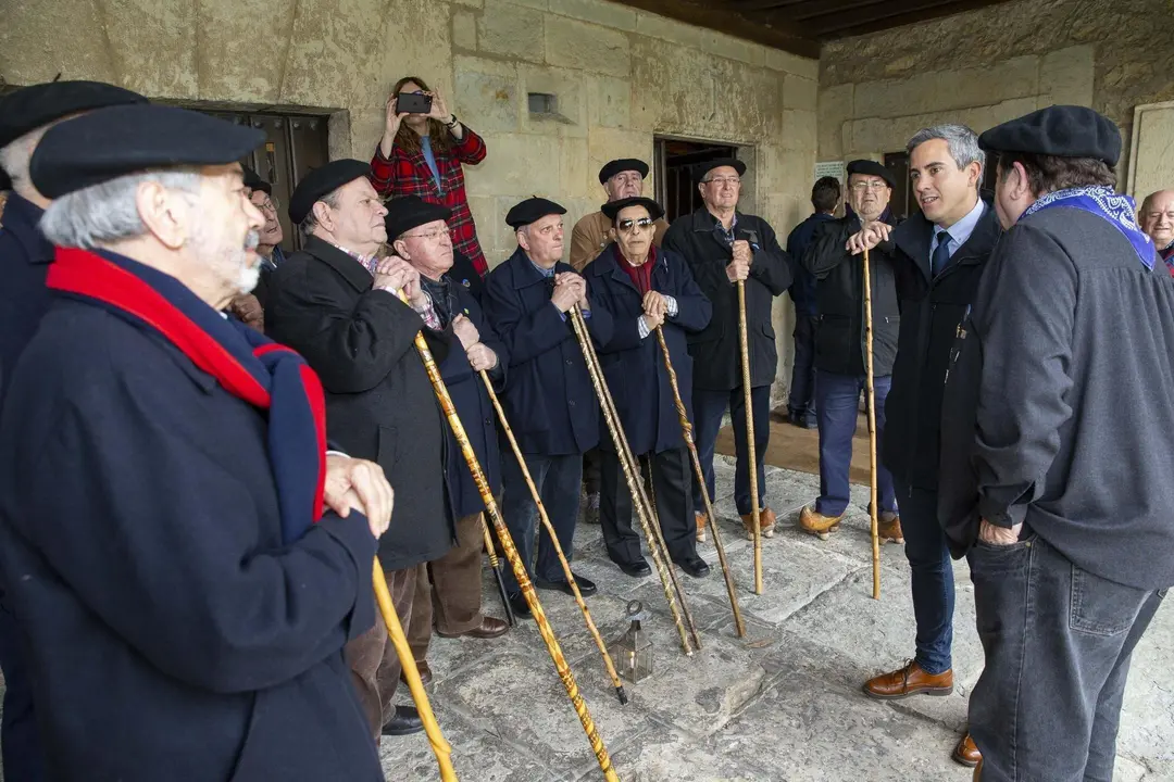 EuropaPress_2676757_El_vicepresidente_de_Cantabria_Pablo_Zuloaga_con_marceros_en_el_Museo_Etnogr&aacute;fico