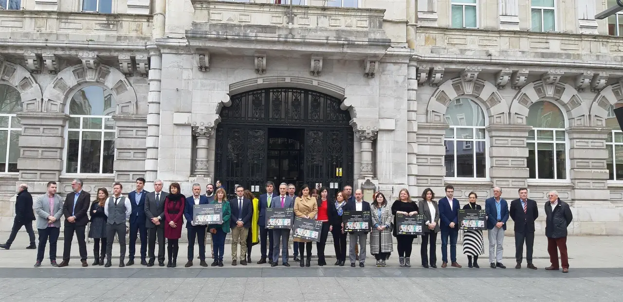 EuropaPress_2676470_Nota_De_Prensa_Y_Foto_Minuto_De_Silencio_Asesinatos_Machistas_Sevilla_Y_Madrid