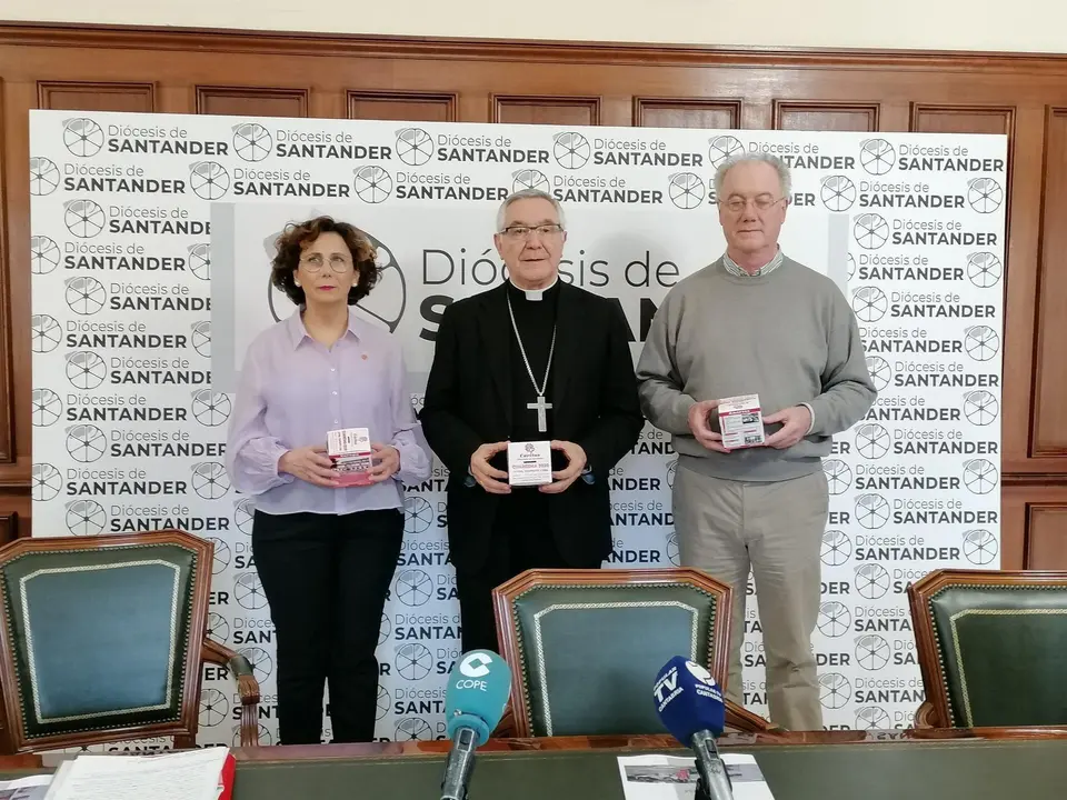 EuropaPress_2676521_'Ayuna_ora_y_comparte'_con_el_obispo_de_Santander_Manuel_S&aacute;nchez_Monge_la_directora_de_C&aacute;ritas_Diocesana_de_Santander_Sonsoles_L&oacute;pez_y_el_sacerdote_mediador_de_uno_de_los_proyectos_de_las_huchas_