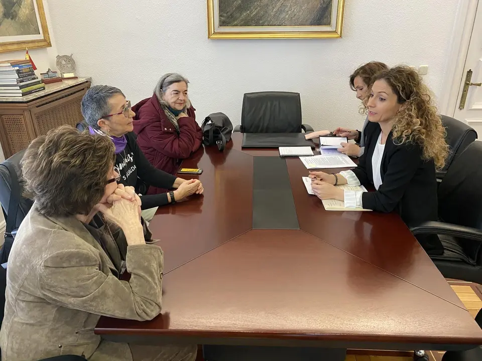 EuropaPress_2676836_La_delegada_del_Gobierno_en_Cantabria_Ainoa_Qui&ntilde;ones_con_la_Comisi&oacute;n_8_de_Marzo